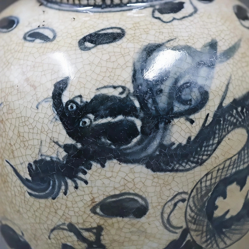 Vase Chinois Antique Bleu et Blanc Motif Dragon, présentation des détails des motifs, vu de près.