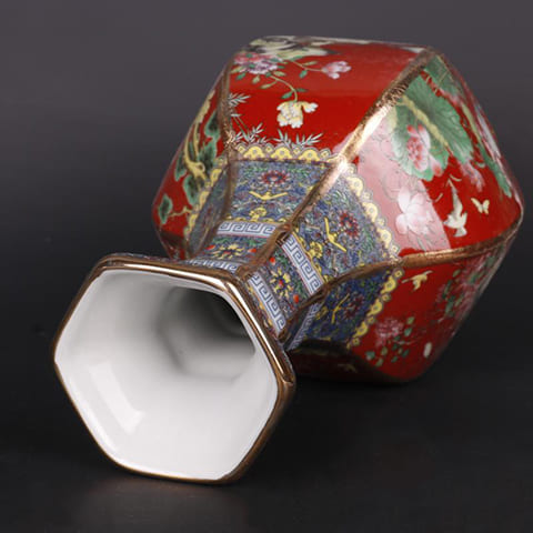 Vase Antique Chinois Fleurs et Oiseaux avec Dorure en céramique présentation allongé, vu de près du col.