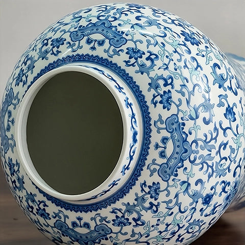 Vase chinois bleu et blanc motif fleurs en Porcelaine détails du col.