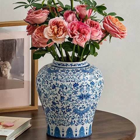 Vase Chinois Bleu et Blanc Motif Fleurs en porcelaine, présentation du modèle M avec bouquet de fleurs sur une table en bois.