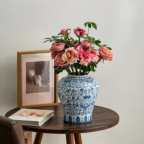 Vase chinois bleu et blanc motif fleurs en Porcelaine, présentation du modèle S avec un bouquet de roses sur une table en bois