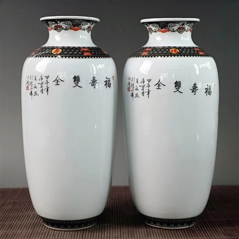 Vase Chinois Peint Motifs Animaux en porcelaine, présentation de la face arrière sans fleurs sur une table en bois.
