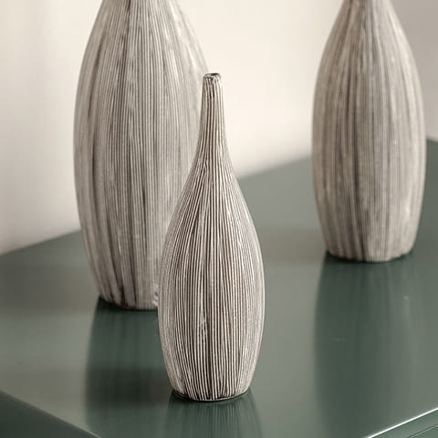 Vase Classique Rayé Élancé Forme Bouteille en céramique, présentation des modèles S, M et L sans fleurs sur une table.