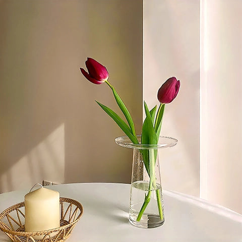 Vase collerette simple décoratif en Verre, présentation du modèle transparent 25 cm avec tulipes sur une table.