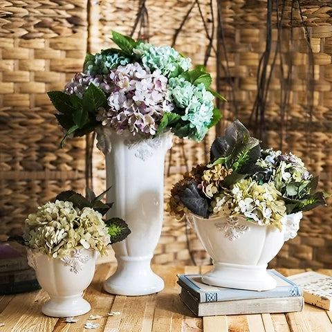 Vase Colonne Blanche sur Pied en céramique, mise en scène avec bouquet de fleurs sur une table en bois.