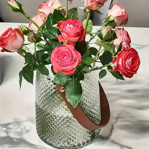 Vase Coloré avec Anse Imitation Cuir en verre présentation du modèle Gris taille S avec bouquet de roses.