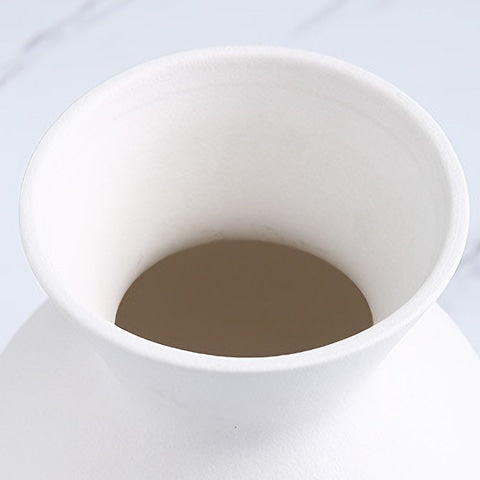 Vase créatif blanc ou noir lèvres rouges détails du col.