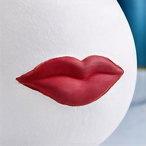 Vase créatif blanc ou noir lèvres rouges détails dessin des lèvres.