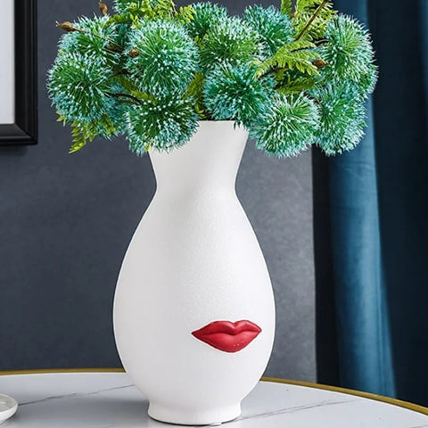 Vase Créatif Blanc ou Noir Lèvres Rouges en céramique présentation du modèle blanc grand avec bouquet de fleurs sur une table.