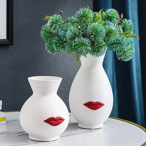 Vase créatif blanc ou noir lèvres rouges modèles blanc petit et grand avec bouquet de fleurs.