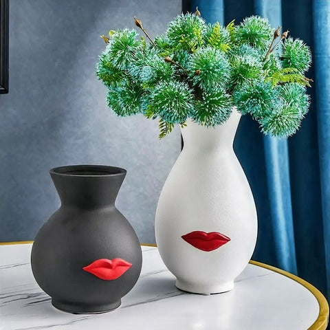 Vase créatif blanc ou noir lèvres rouges modèles Noir petit et Blanc grand avec bouquets de fleurs.