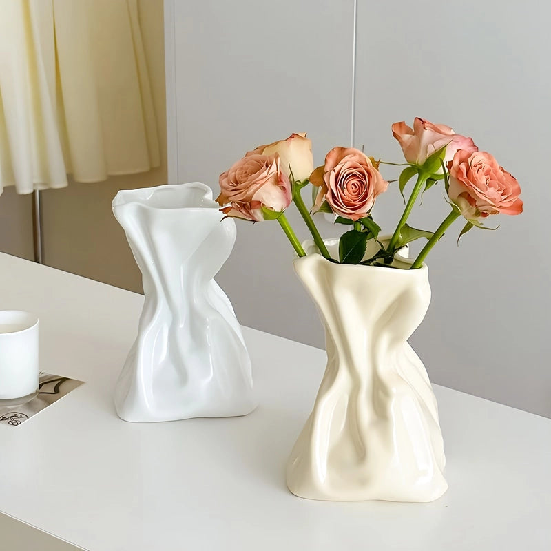 Vase Créatif Froissé Design Original présentation des modèles blanc sans fleurs et beige avec fleurs sur une table.