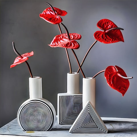 Vase créatif ligne géométrique effet hypnotique Céramique présentation de tous les modèles sur table avec fleurs rouges.