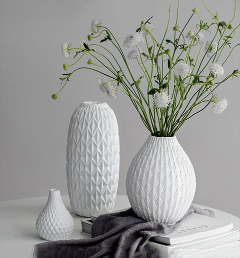 Vase Créatif Moderne à Motifs Blancs en céramique, présentation des modèles A avec fleurs B et D sans fleurs sur une table blanche.