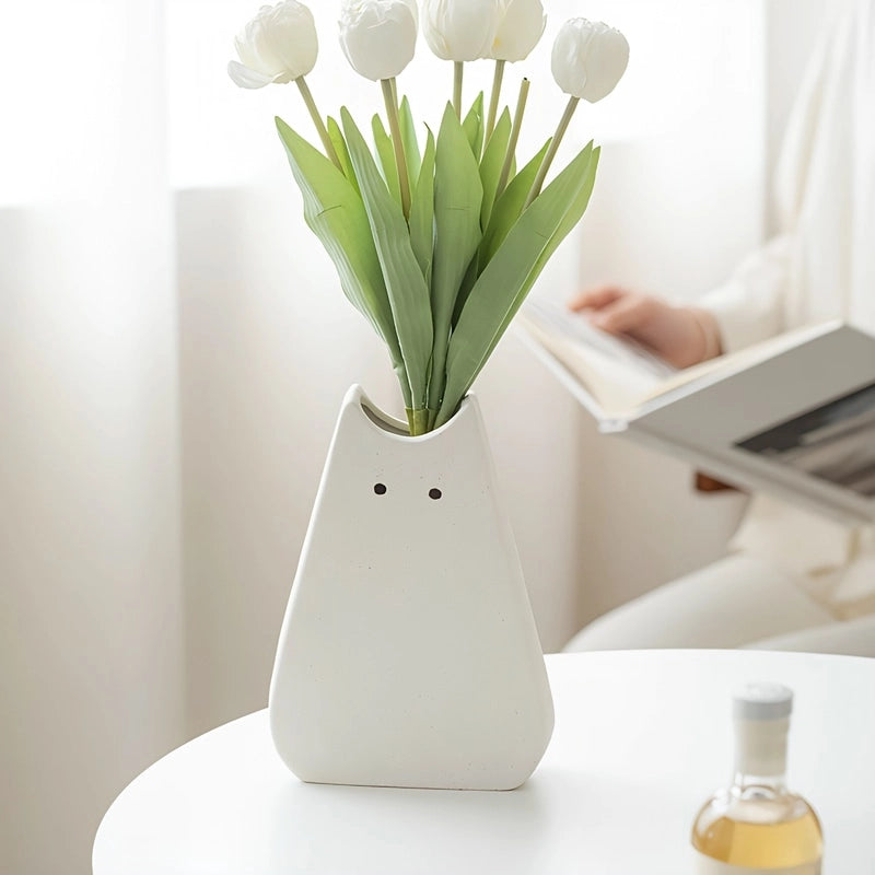 Vase Créatif Silhouette de Chat Original présentation et mise en scène du modèle Petit blanc avec bouquet de fleurs blanches.
