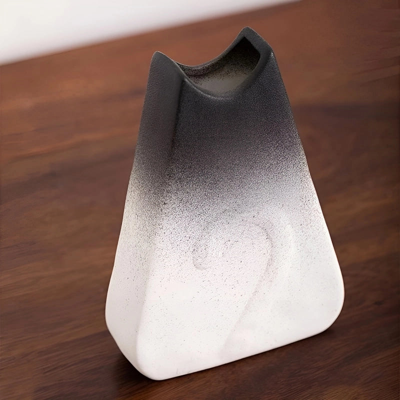 Vase Créatif Silhouette de Chat Original présentation du modèle noir et blanc petit sans fleurs, vu de derrière sur une table en bois.