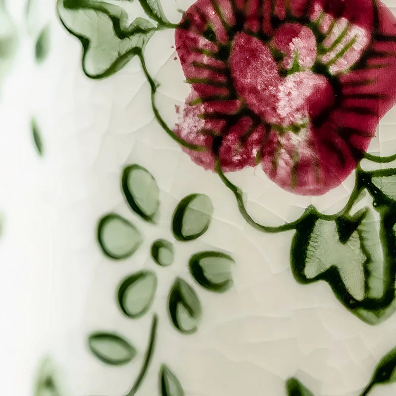 Vase Cylindrique Rétro Motif Fleurs rouges en céramique présentation des détails des motifs, vu de près.