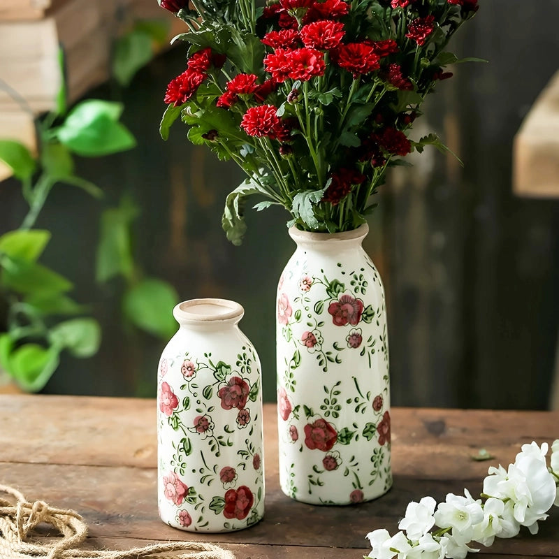 Vase Cylindrique Rétro Motif Fleurs rouges en céramique, présentation des modèles S sans fleurs et M avec bouquet de fleurs rouges sur une table en bois.