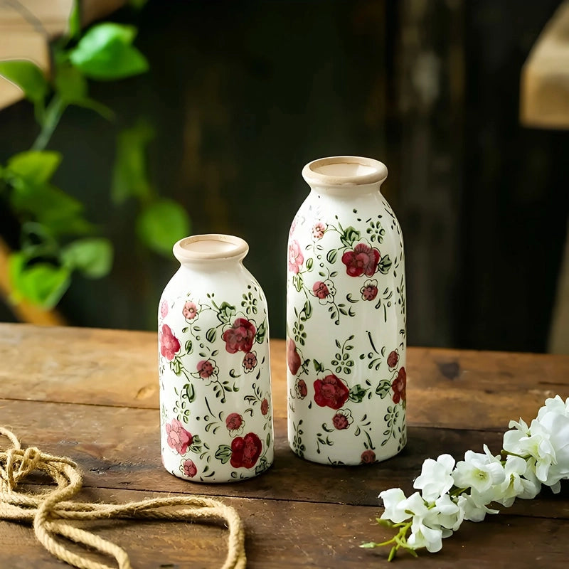 Vase Cylindrique Rétro Motif Fleurs rouges en céramique présentation des modèles S et M sans fleurs sur une table en bois.