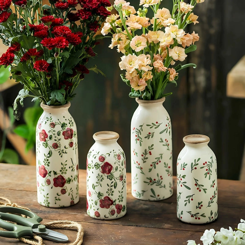 Vase Cylindrique Rétro Motif Fleurs rouges et tiges florales en céramique, présentation de tous les modèles avec fleurs sur une table en bois.