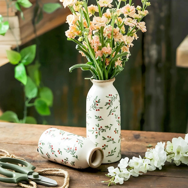 Vase Cylindrique Rétro Motif Tiges Florales en céramique présentation des modèles S couché et M avec bouquet de fleurs roses sur une table en bois.