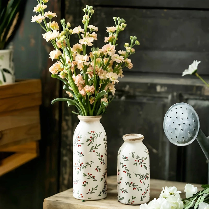 Vase Cylindrique Rétro Motif Tiges Florales en céramique présentation des modèles S sans fleurs et M avec bouquet de fleurs roses sur une table en bois.