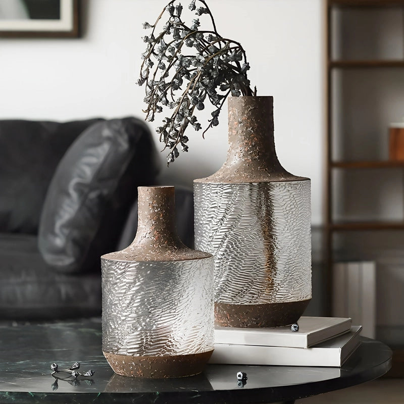 Vase Cylindrique Texturé Style Vintage en verre et céramique présentation des modèles A avec fleurs et C sans fleurs sur une table basse.