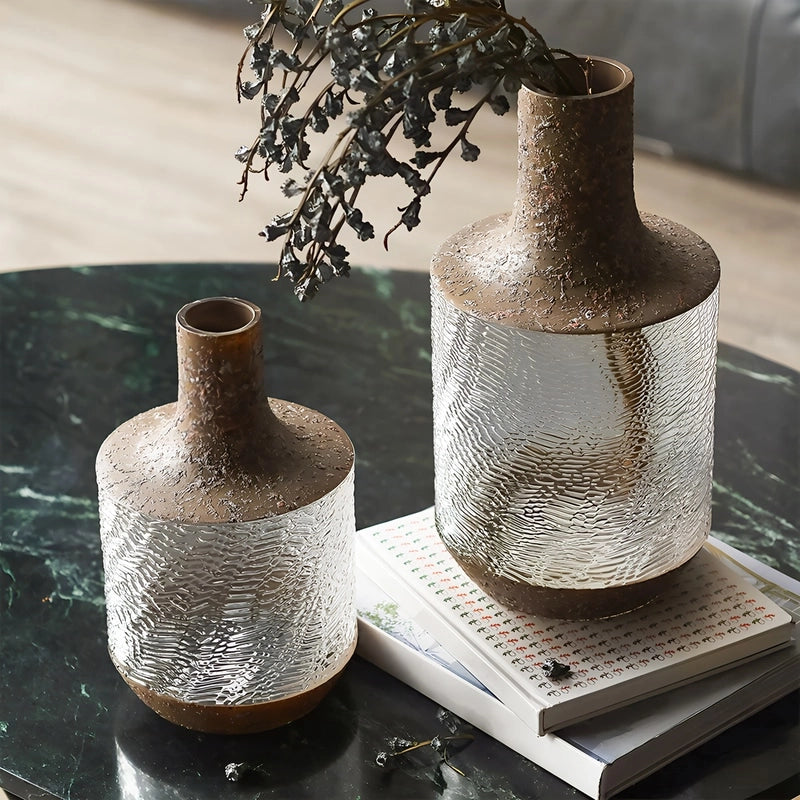 Vase Cylindrique Texturé Style Vintage en verre et céramique présentation des modèles A avec fleurs et C sans fleurs sur une table.