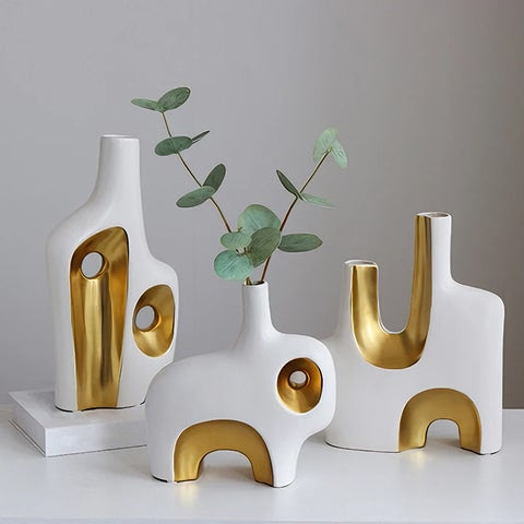 Vase de luxe art abstrait blanc et doré en porcelaine présentation modèles A, C et B avec plante.