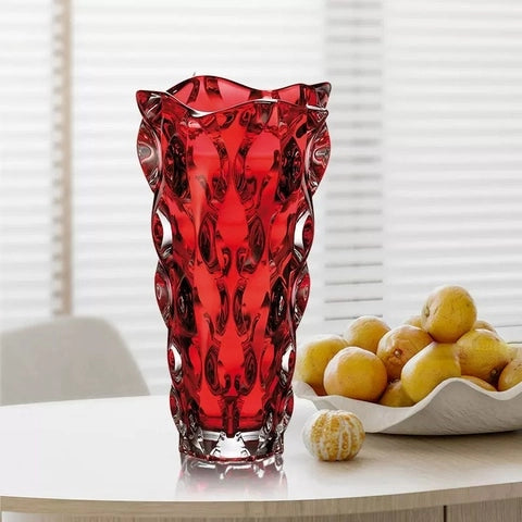 Vase de Luxe Effet Cristal Coloré en verre présentation et mise en scène du modèle rouge sans fleurs sur une table.