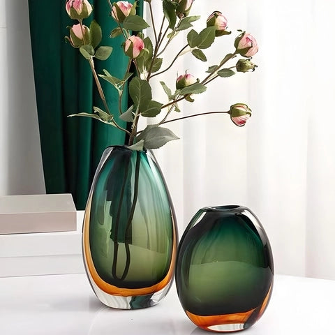 Vase de Luxe en Verre Soufflé Bicolore en verre présentation des modèles XS vide et M avec fleurs sur une table.