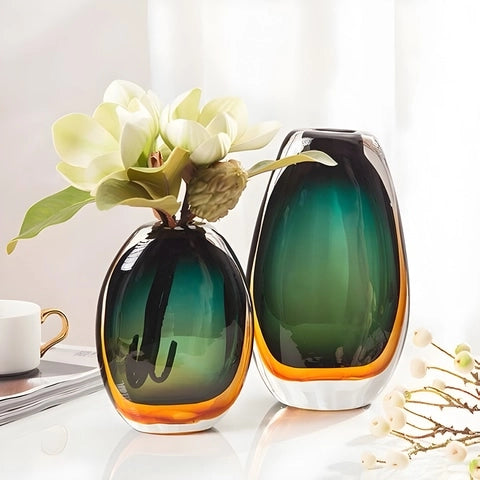 Vase de Luxe en Verre Soufflé Bicolore en Verre présentation des modèles XS vide et S avec fleurs blanches.