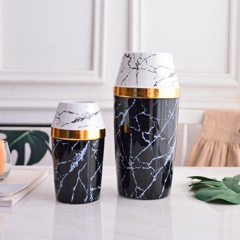 Vase de Luxe Moderne Marbré Cercle Doré en porcelaine présentation des modèles B Grand et B Petit sans fleurs sur une table blanche.