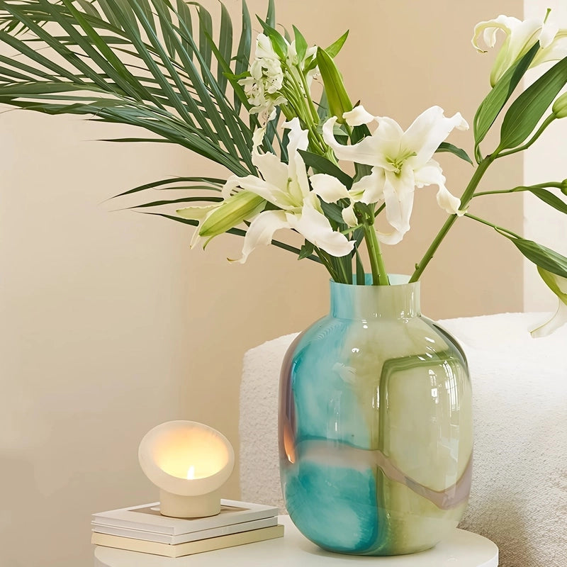 Vase Décoratif Effet Marbré Vert et Bleu en verre présentation du modèle M avec fleurs sur une table de nuit.