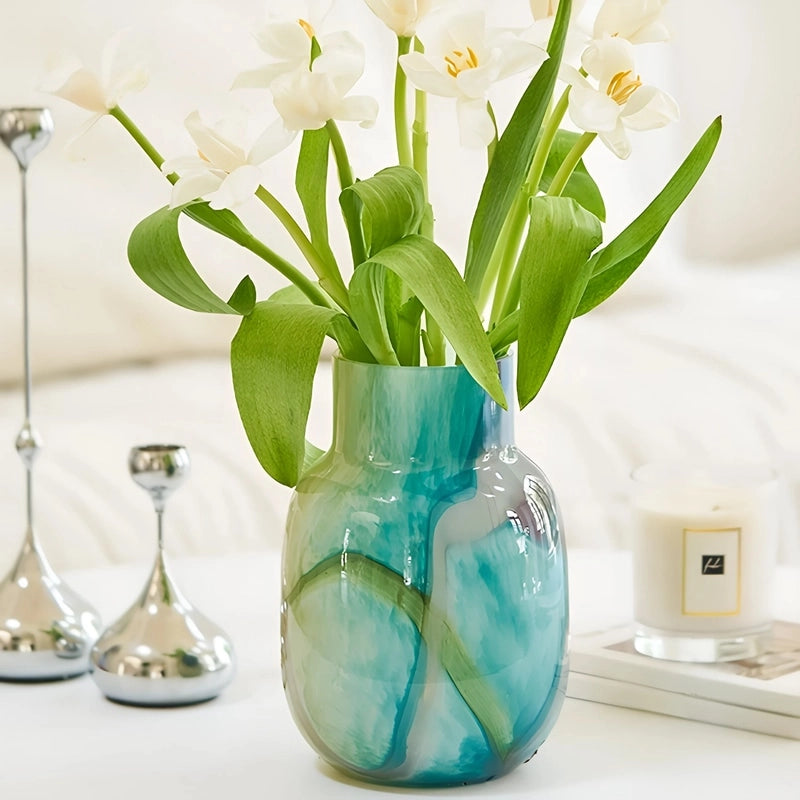 Vase Décoratif Effet Marbré Vert et Bleu en verre présentation du modèle S avec fleurs blanches sur une table.