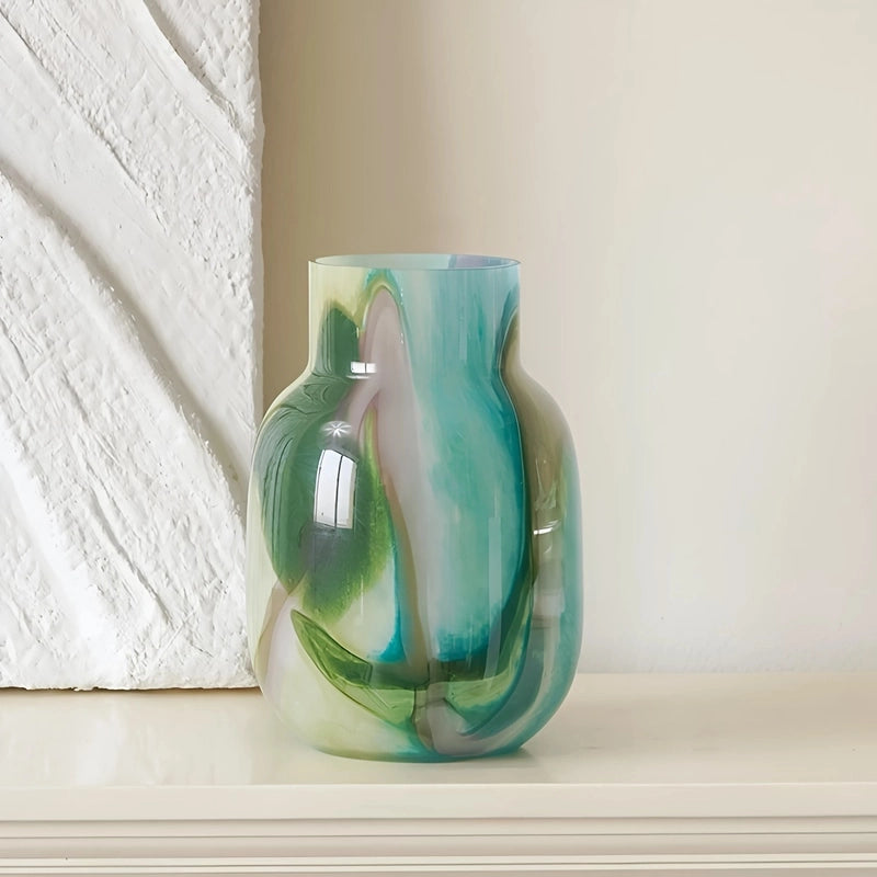 Vase Décoratif Effet Marbré Vert et Bleu en verre présentation du modèle S sans fleurs sur un meuble, vu de près.