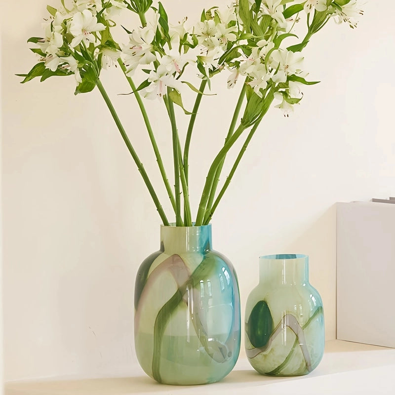 Vase Décoratif Effet Marbré Vert et Bleu en verre présentation des modèles M avec fleurs et S sans fleurs sur une étagère.