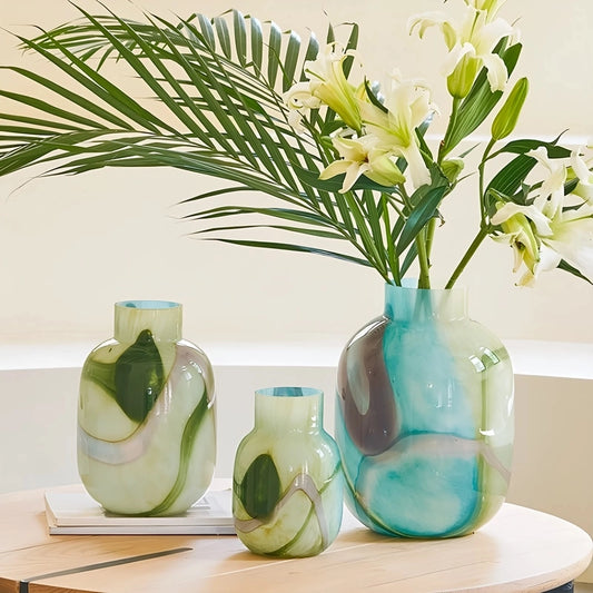 Vase Décoratif Effet Marbré Vert et Bleu en verre présentation des modèles M, S vides et L avec fleurs sur une table en bois.