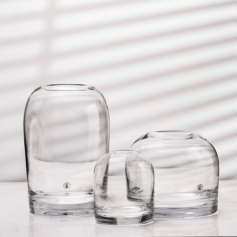 Vase Décoratif Gris ou Blanc Transparent en verre présentation des modèles A, B et C transparent sans fleurs sur une table blanche.