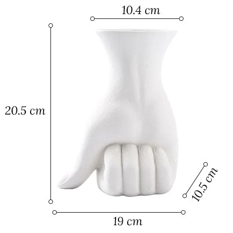 Vase design main poing fermé en céramique couleur blanc avec dimensions sur fond blanc.