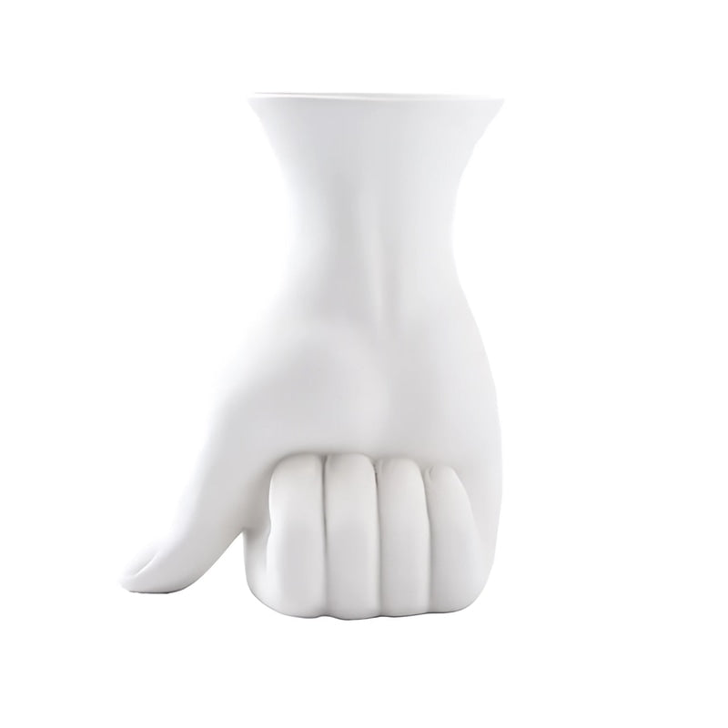 Vase design main poing fermé en céramique couleur blanc sur fond blanc.