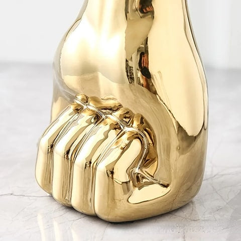 Vase Design Main Poing Fermé en céramique présentation des détails des doigts du modèle Or, vu de près.