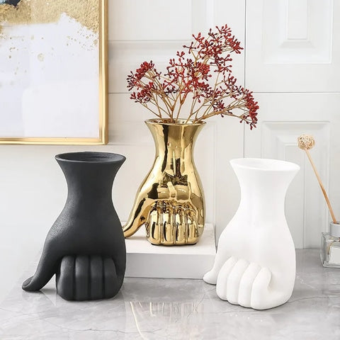 Vase design main poing fermé en céramique présentation de tous les modèles.