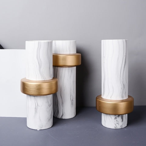 Vase Design Motifs Marbrés Cerclage Cuivré en céramique présentation de tous les modèles sans fleurs sur une table.