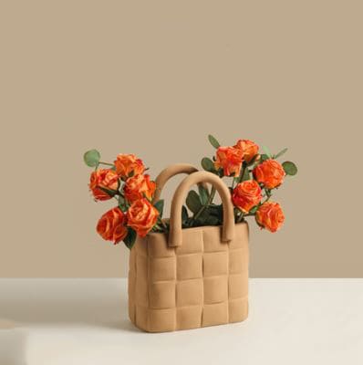 Vase Original Sac Design Morandi en céramique présentation du modèle beige avec bouquet de fleurs orangées.
