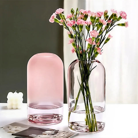 Vase dôme rose décoratif en verre présentation des modèles Rose poudré et Rose avec bouquet de fleurs sur une table.