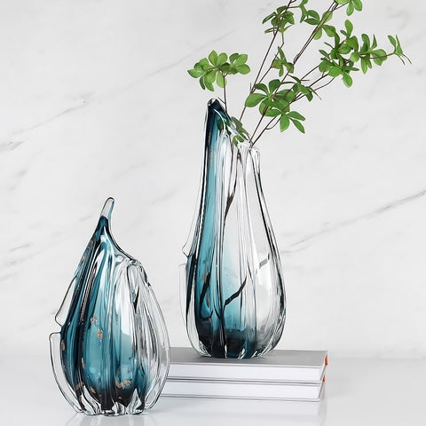Vase Élégant Bleu Dégradé en verre présentation des modèles Grand avec branche verte et petit sans fleurs sur une table blanche.