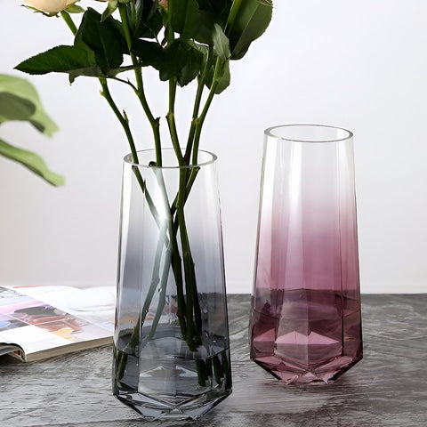 Vase Élégant Octogonal Coloré Translucide en verre présentation des modèles Gris avec fleurs et rose sans fleurs sur une table grise.
