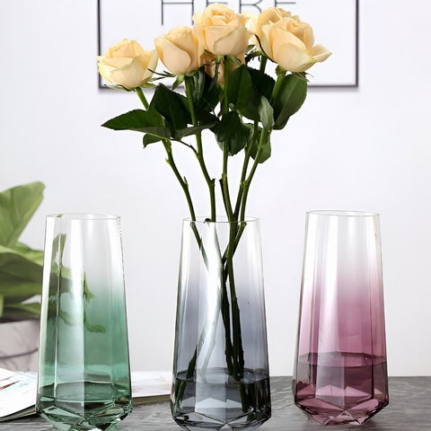 Vase élégant octogonal coloré translucide en verre présentation de tous les modèles avec un bouquet de roses sur une table.