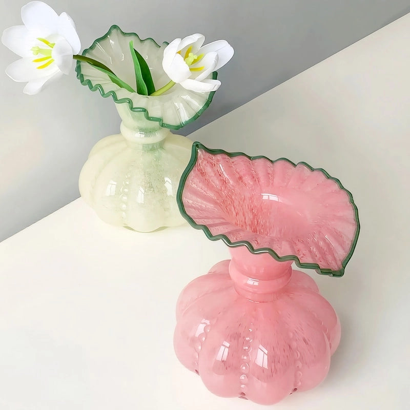 Vase Élégant Rond avec Col Forme Feuille Dentelée, présentation des modèles Rose sans fleurs et Blanc avec fleurs sur une table blanche.